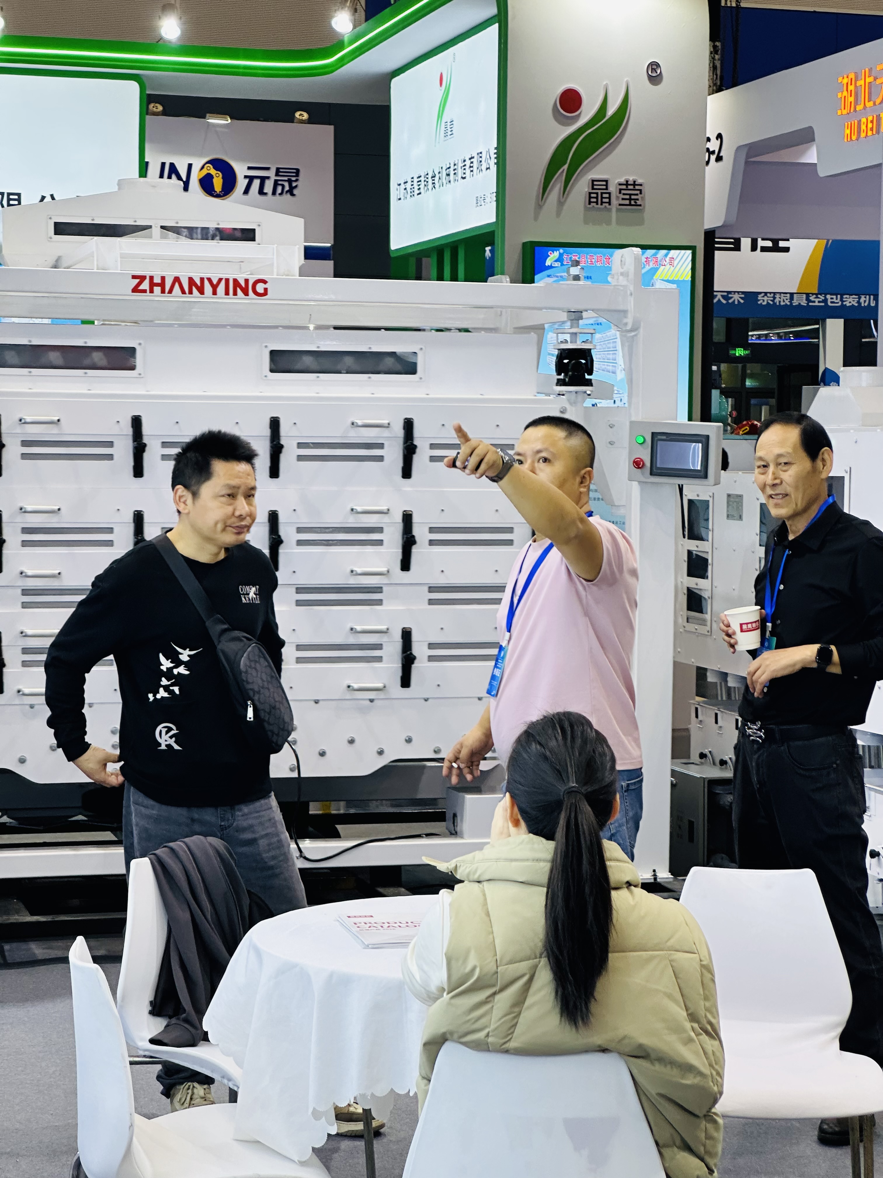 展鹰粮机 - 展会现场